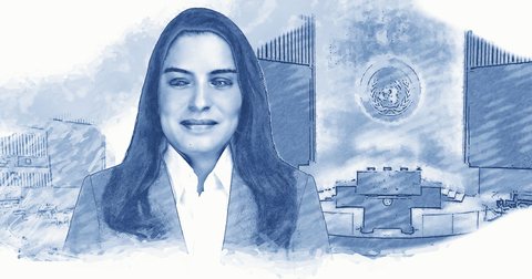Retrato ilustrado de Priscilla Garces en tonos de tinta azul, con la sala de la Asamblea General detrás.